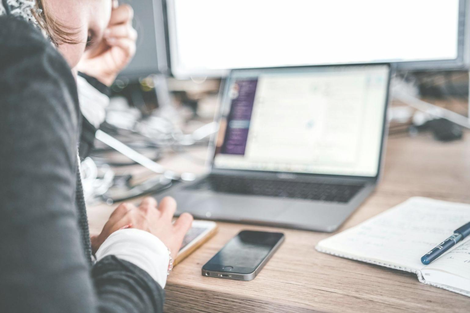 Análisis de datos financieros en pantalla mostrando gráficos de tendencias y proyecciones